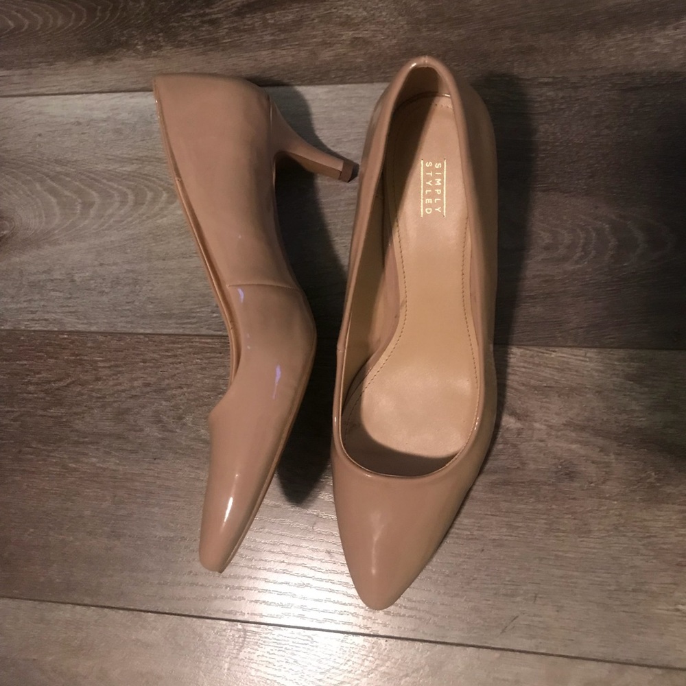 Women’s nude heel pumps